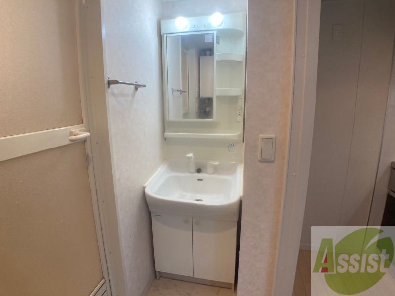 洗面設備　大きくて使いやすそうな独立洗面台になっています。