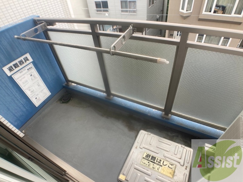 バルコニー　バルコニーは幅があり、広い印象を受けました。