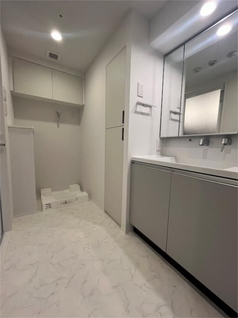 洗面設備　ゆったりとスペースのある洗面所