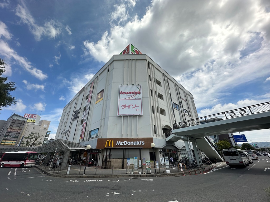 スーパー　イズミヤ寝屋川店（スーパー）まで295m