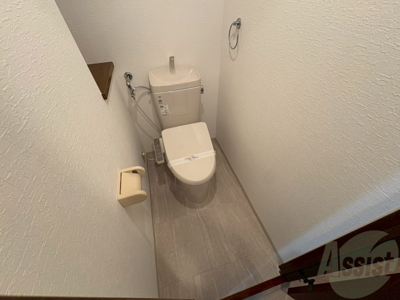 トイレ　トイレです。タオル掛けもついて便利ですね