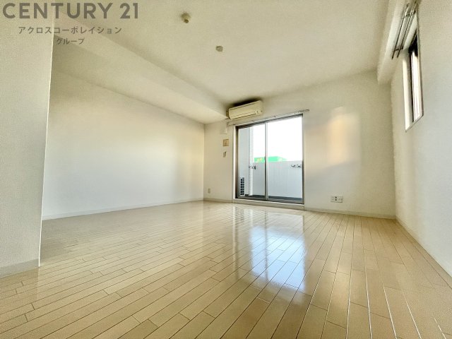 居室・リビング　２面採光の明るいお部屋です。