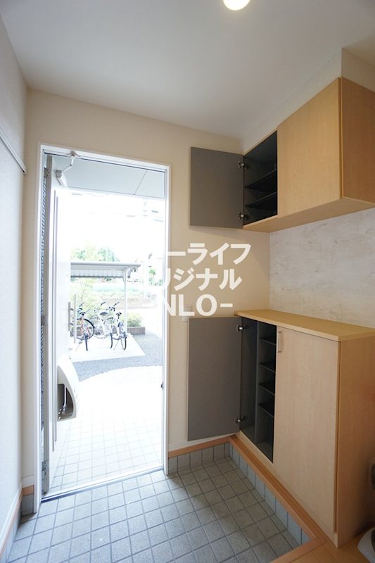 玄関　広さのある玄関ホール☆収納も充実しています☆