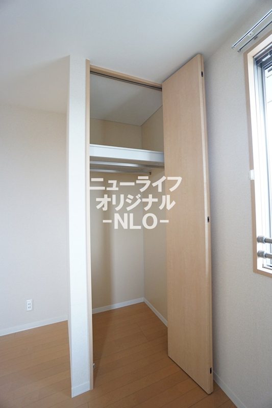 その他　北側6.4帖洋室収納☆丈の長いお洋服も掛けて収納できます☆