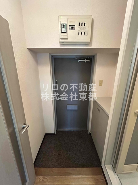 玄関　玄関には下駄箱があるのでスッキリとした空間を保てます