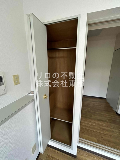 収納　パイプハンガーがあるのでたたまず衣類を掛けることができます♪