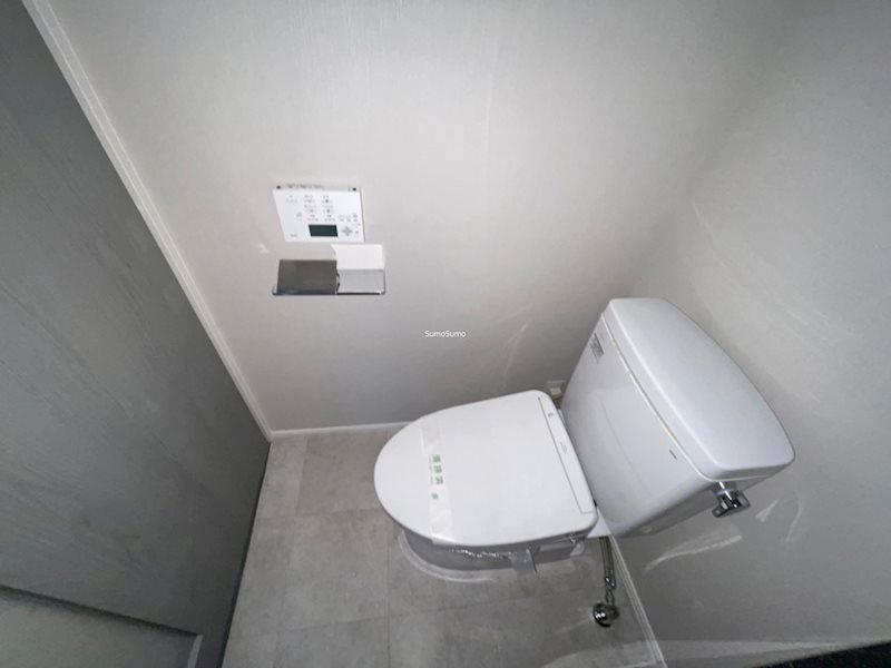 トイレ　落ち着いた色調のトイレです