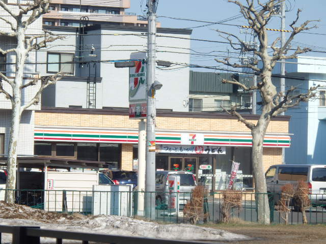 コンビニ　セブンイレブン（コンビニ）まで208m