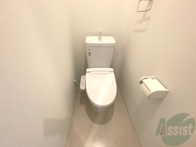 トイレ　温水洗浄便座なので快適に使用できそうですね。