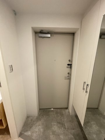 玄関　反転タイプのお部屋写真です。