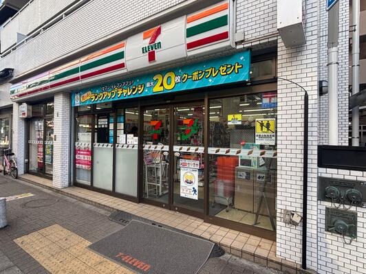 コンビニ　セブンイレブン日暮里駅北店（コンビニ）まで241m