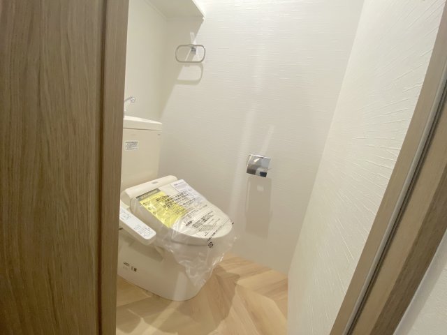 トイレ　落ち着いた色調のトイレです