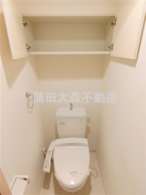 トイレ　棚収納と温水洗浄便座付きのトイレ