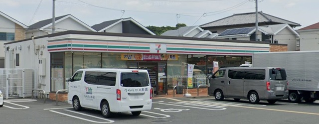コンビニ　セブンイレブン堺草部店（コンビニ）まで827m