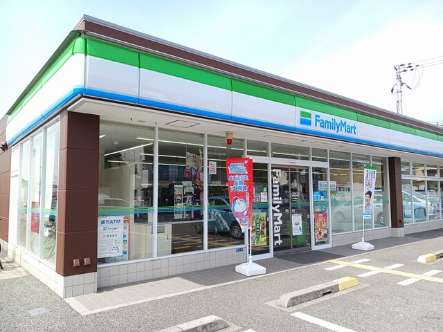 コンビニ　ファミリーマート（コンビニ）まで650m