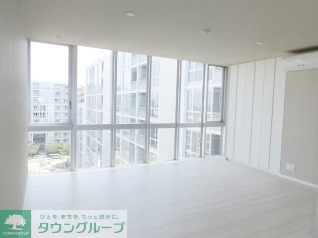 居室・リビング　★広いリビングは窓が多く明るい居室です★