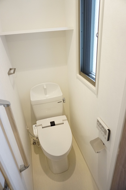 トイレ　窓付きのトイレで、臭いがこもりません！