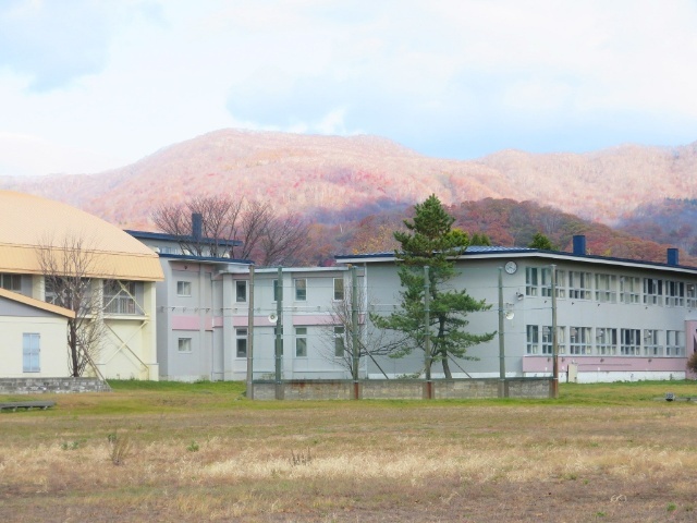 中学校　登別市立登別中学校（中学校）まで740m