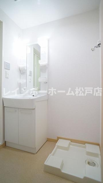 洗面設備　明るい洗面所です