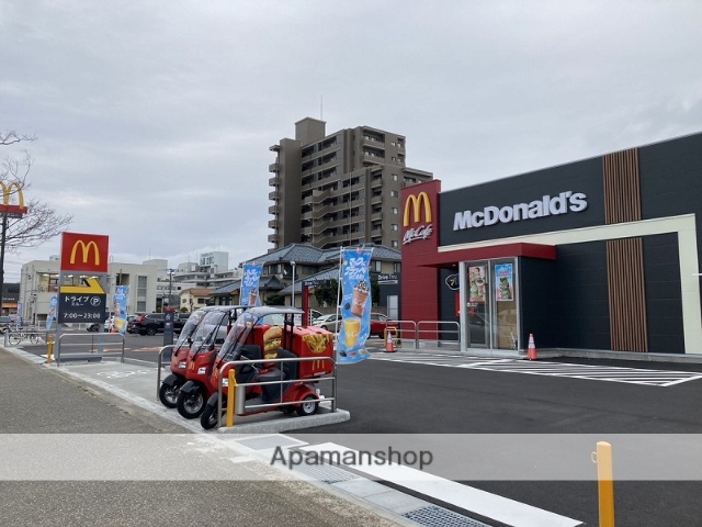 飲食店　マクドナルド新潟小針店（飲食店）まで808m