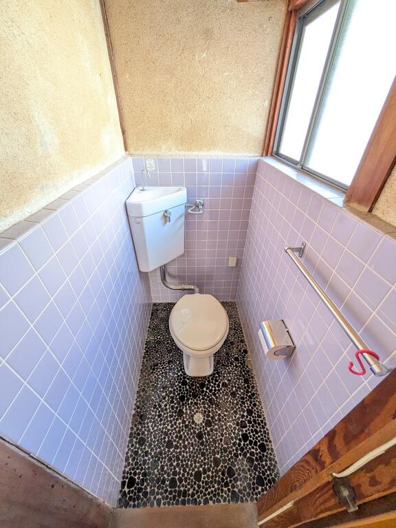 三河町貸家Bのトイレ写真