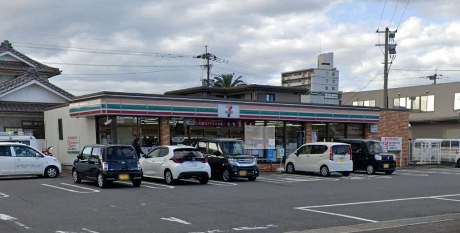 コンビニ　セブンイレブン（コンビニ）まで74m