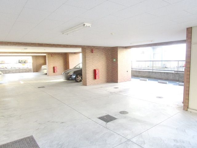 駐車場　☆屋根付き駐車場（現在空きなし）