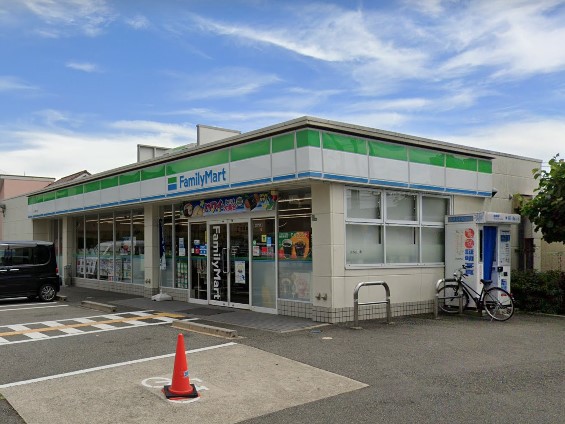 コンビニ　ファミリーマート川西中央店（コンビニ）まで392m