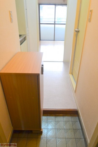玄関　写真は別のお部屋のものでございます。
