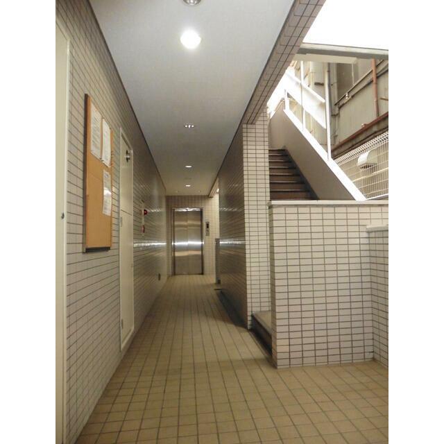 エントランス　管理掲示板があります。