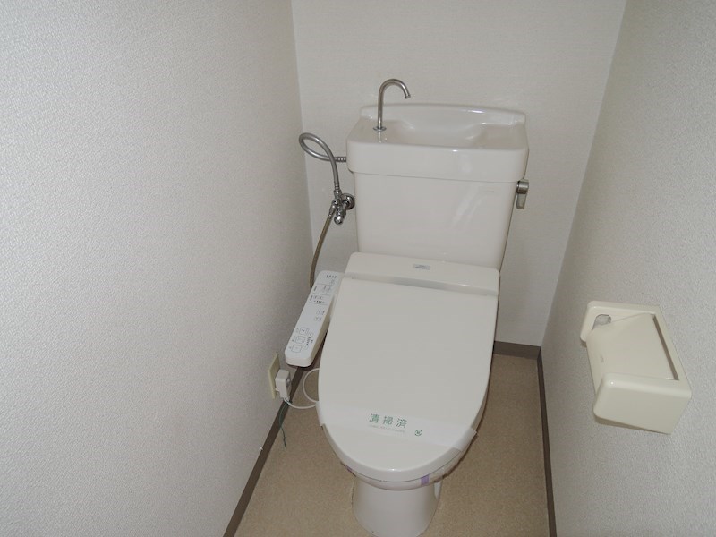 トイレ　トイレには快適な温水洗浄便座付（他室参照）