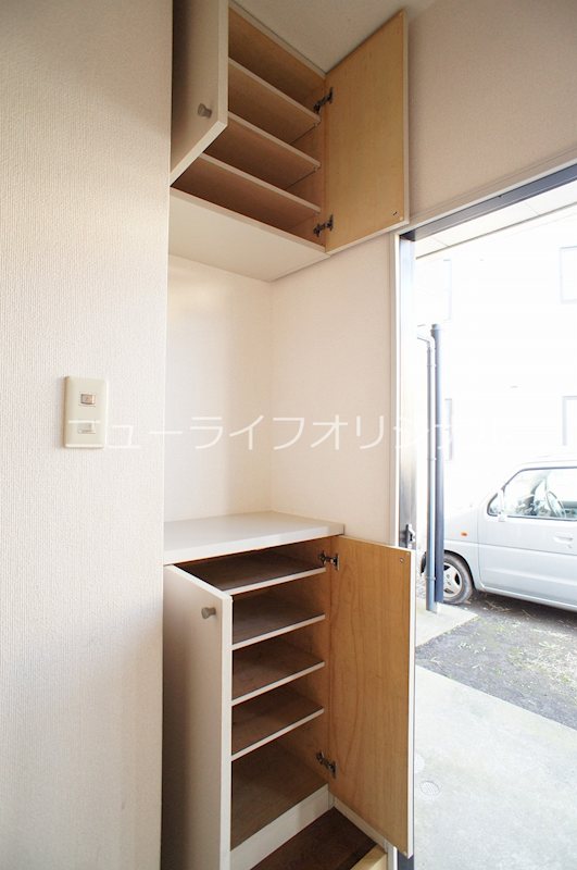 収納　上下に分かれた使い勝手の良いシューズボックス。