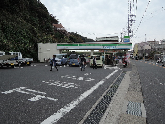 コンビニ　ファミリーマート逗子山の根店（コンビニ）まで320m
