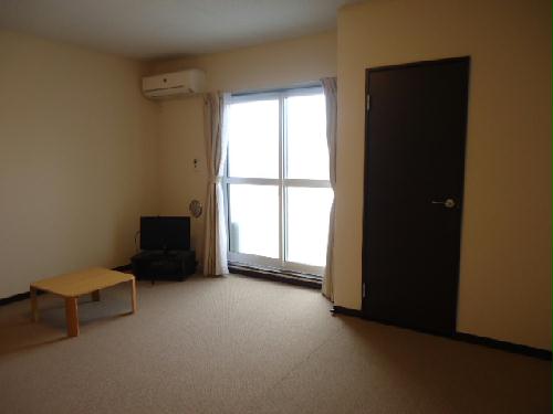 居室・リビング　大きな窓のついた明るいお部屋です。