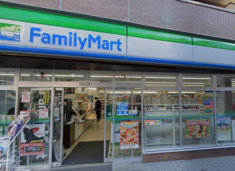 コンビニ　ファミリーマート 杉並西荻北二丁目店（コンビニ）まで32m