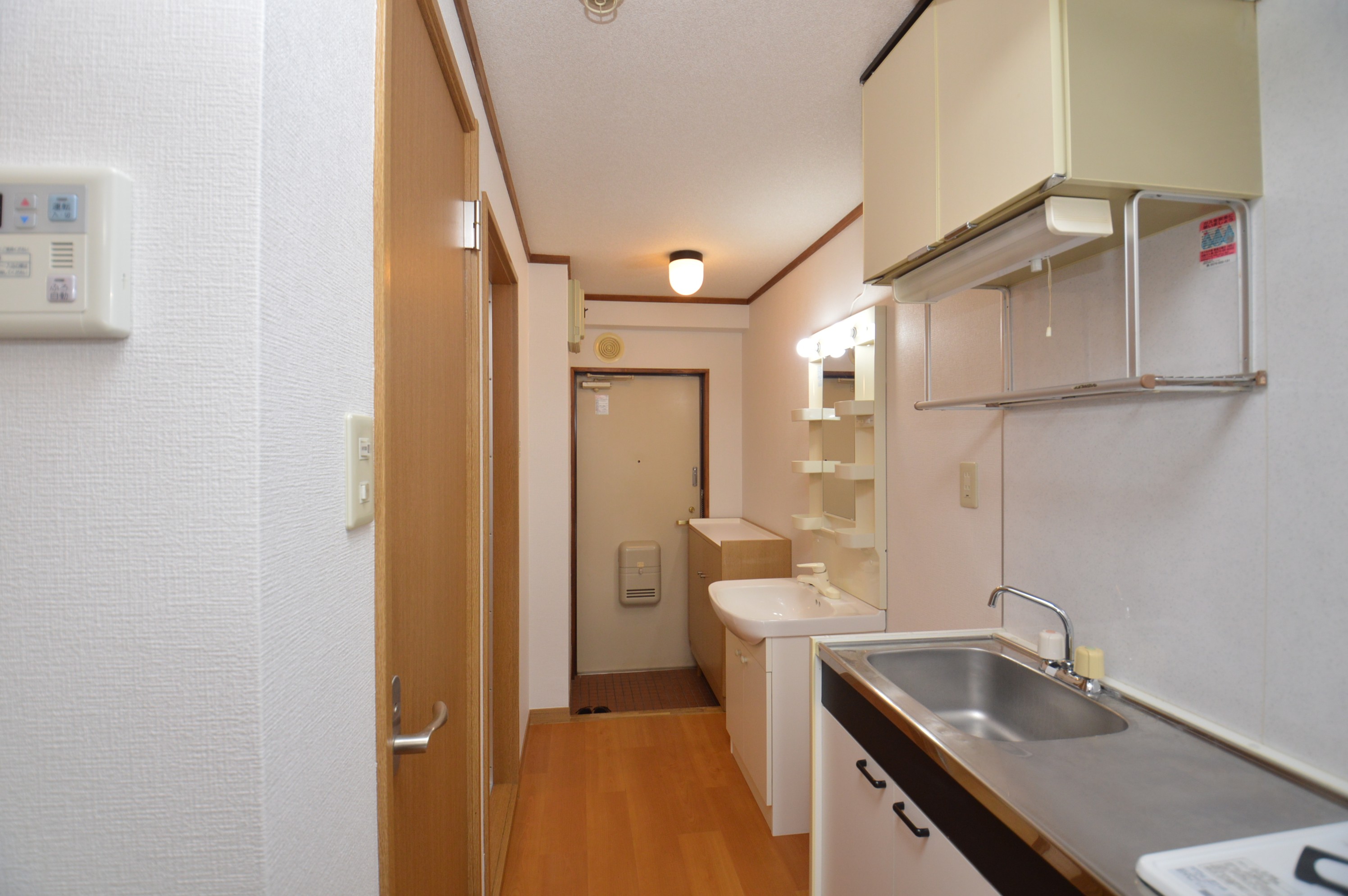 玄関　（参考）他室の写真を使用しています。現況優先となります。