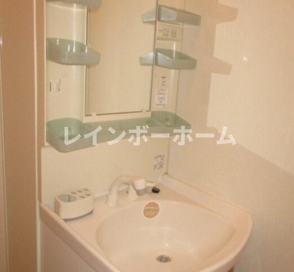 洗面設備　明るい洗面所です