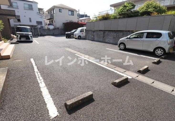 駐車場　車をお持ちの方に嬉しい駐車場付きの物件です