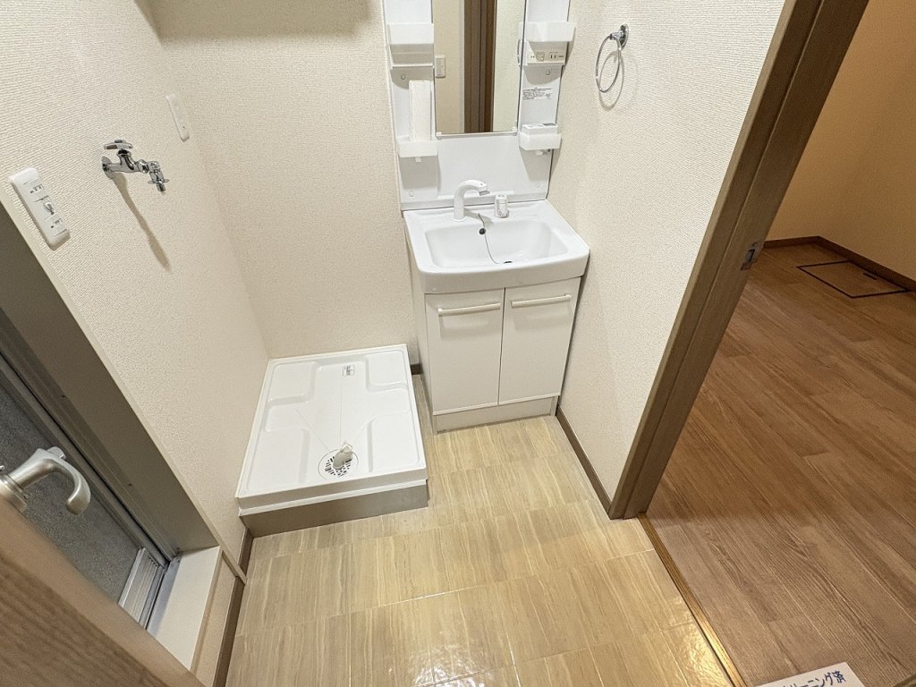 洗面設備　扉付き脱衣所（洗髪洗面化粧台・室内洗濯機置場）
