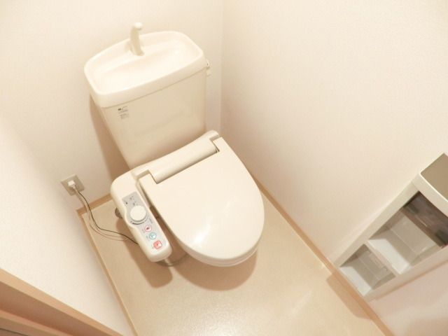 トイレ　ウォシュレットになります。あると嬉しいですね。