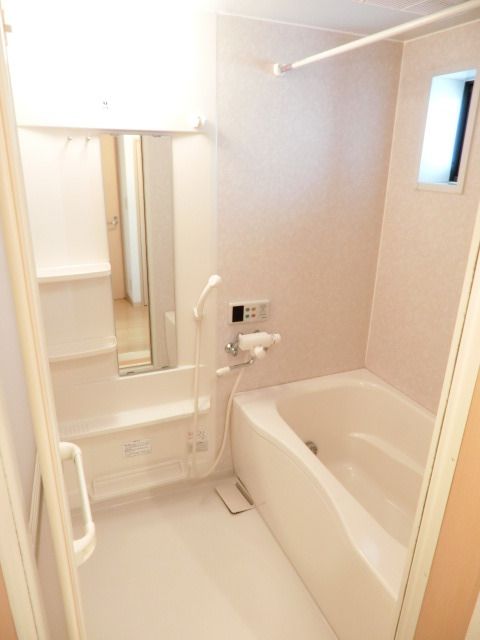 バス・シャワールーム　キレイなバスルーム！窓が付いてます。