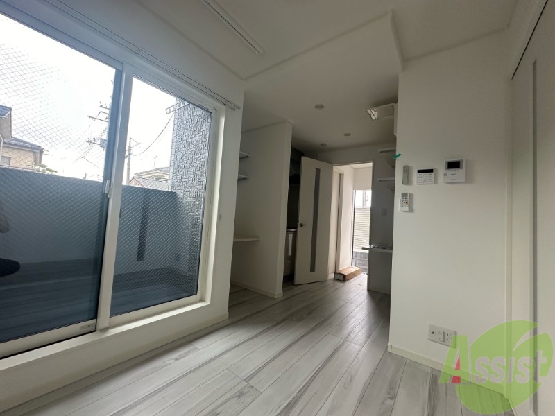 居室・リビング　白を基調とした綺麗なお部屋ですね。日当たりも良好です