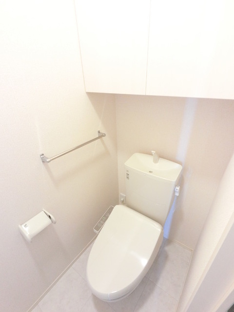 トイレ　冬でも温かく快適です。もちろん洗浄機能もついています。