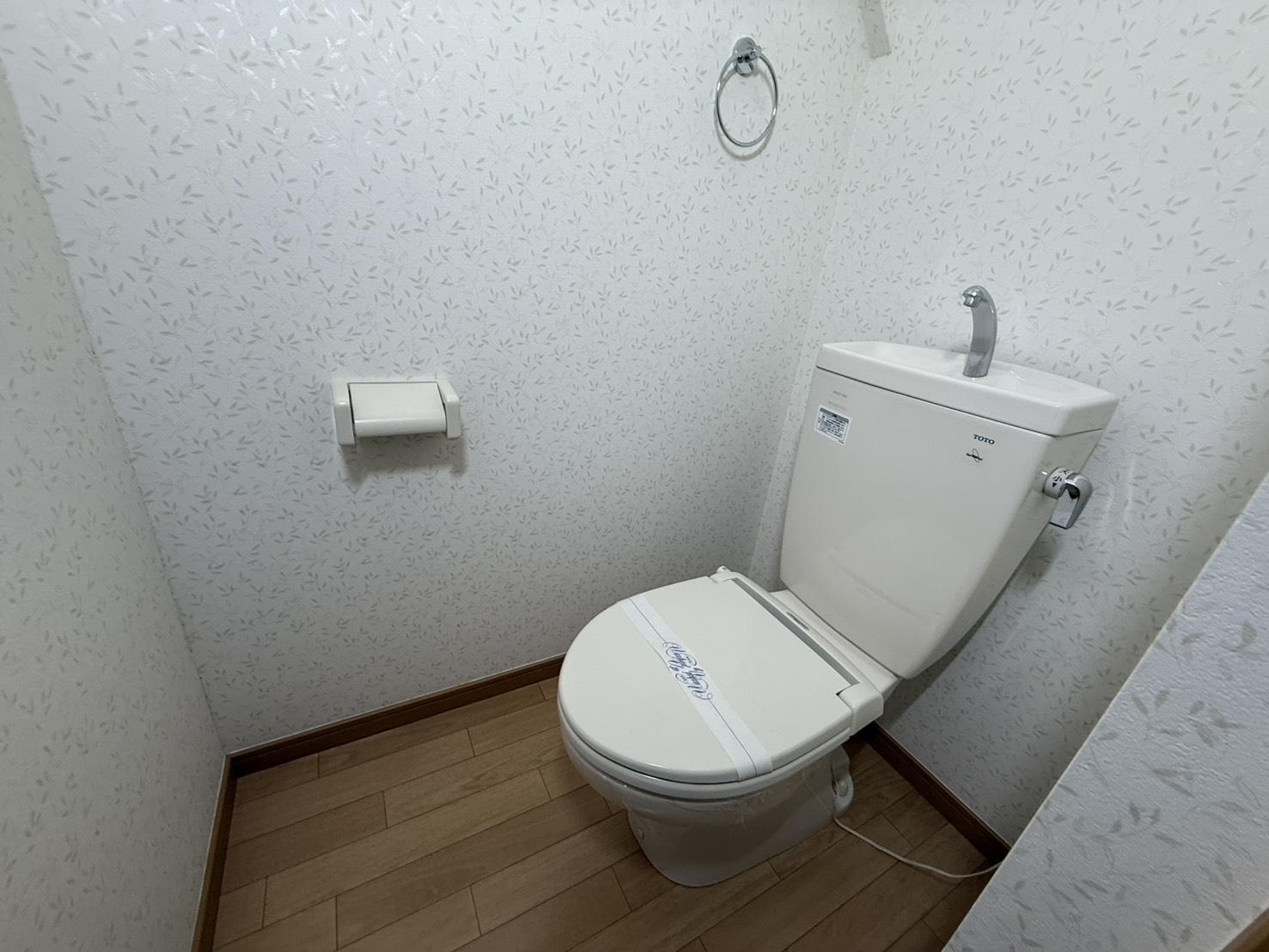 トイレ　同物件1階の写真です。間取りは実物と異なります。