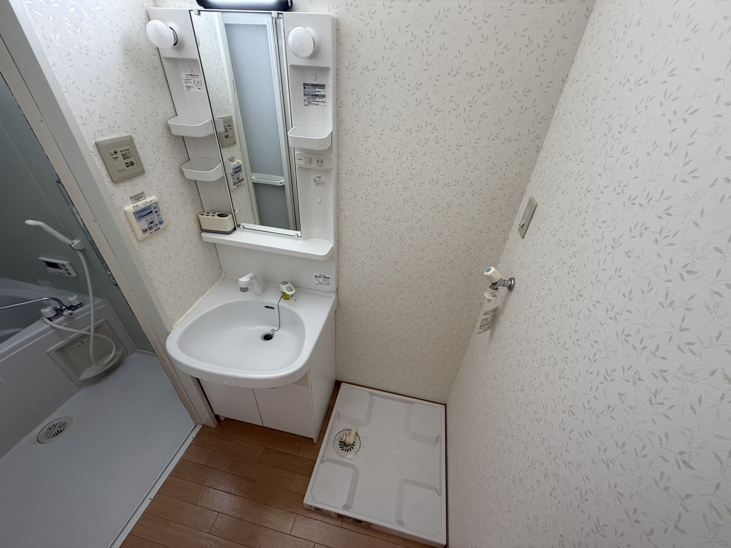 洗面設備　同物件1階の写真です。間取りは実物と異なります。