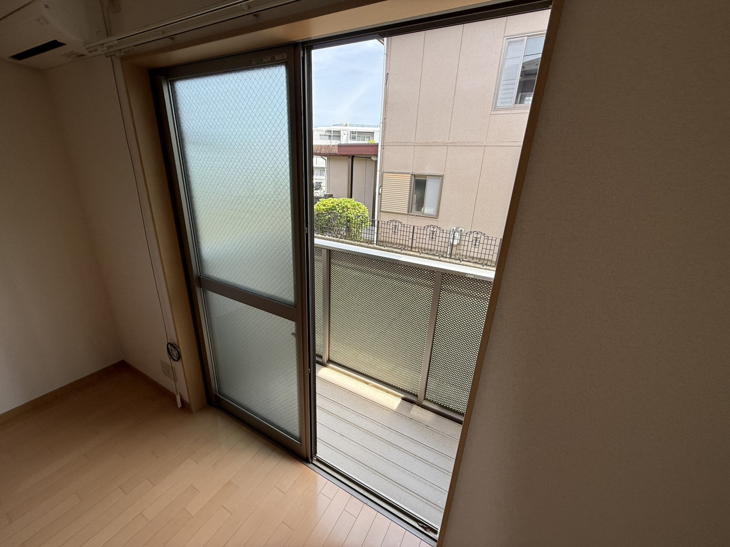 バルコニー　同物件1階の写真です。間取りは実物と異なります。