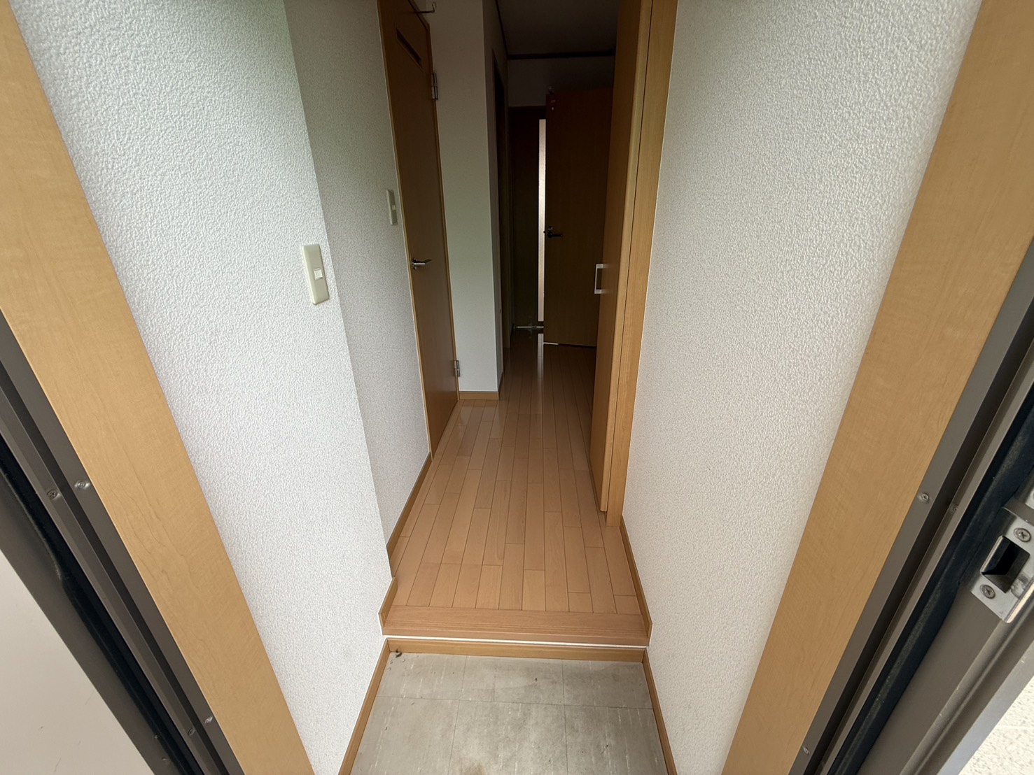 玄関　同物件1階の写真です。間取りは実物と異なります。