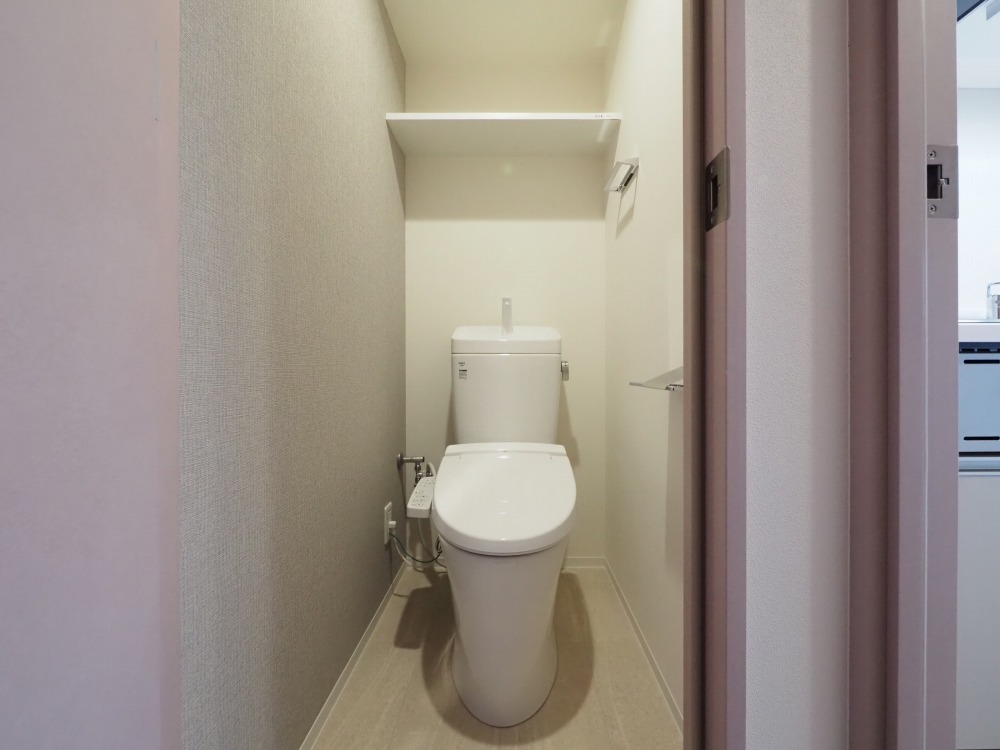トイレ　落ち着いた色調のトイレです