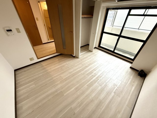居室・リビング　床色が明るい色合いで綺麗です！