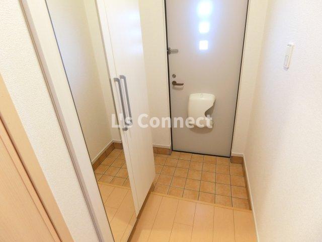 玄関　背の高い下駄箱には鏡付きで身だしなみチェック。